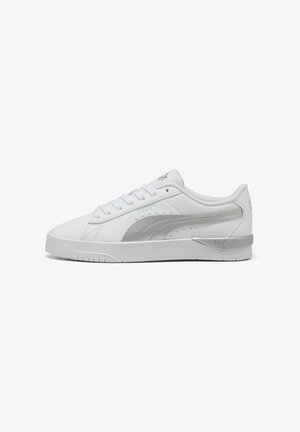 Sneakers bianchi in pelle con dettagli grigi, punta rotonda, suola piatta e dettagli perforati sui lati. Presentano lacci e marchio logo.