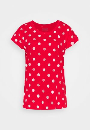 T-shirt rouge en coton à manches courtes avec des pois texturés blancs et rose clair, col rond et coupe décontractée.