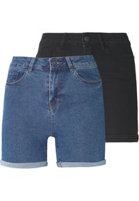 Conjunto de pantalones cortos de denim en negro oscuro y azul claro. Incluye dobladillos enrollados, diseño clásico de cinco bolsillos y detalles de costura visibles.