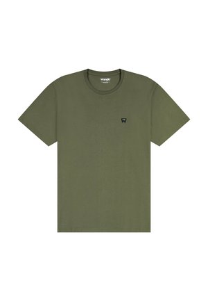 Oliwkowa koszulka Wrangler z krótkim rękawem, z okrągłym dekoltem i małą czarną naszywką z logo na lewej piersi.