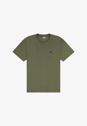 Oliwkowa koszulka Wrangler z krótkim rękawem, z okrągłym dekoltem i małą czarną naszywką z logo na lewej piersi.