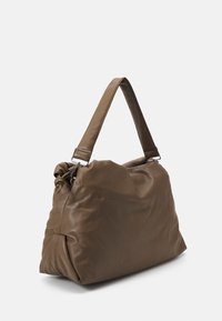 Sac à bandoulière en cuir brun doux avec une sangle rembourrée unique et des détails froncés sur les côtés, présenté sur un fond neutre.