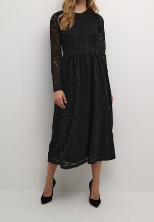Schwarzes Spitzenkleid mit langen Ärmeln, rundem Ausschnitt und fließendem Rock, das mit floralen Mustern und einem gestuften Design versehen ist.
