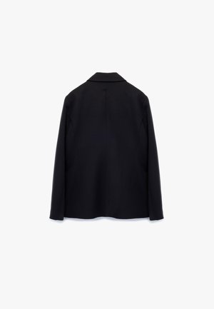 Zwarte gepersonaliseerde blazer met een opstaande kraag, lange mouwen en een strakke achterkant. Gladde textuur en gestructureerde silhoët. Geen zichtbare hardware.