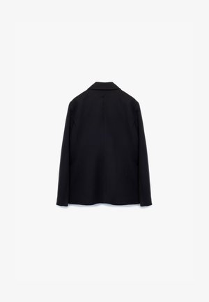 Schwarze maßgeschneiderte Jacke mit Reverskragen, langen Ärmeln und einem klaren Rückendesign. Glatte Textur und strukturierte Silhouette. Keine sichtbaren Beschläge.