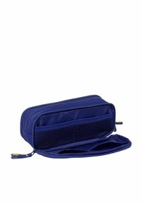 Granatowy piórnik wykonany z tkaniny, posiadający dwie komory zapinane na zamek, z których jedna ma siateczkę dla lepszej widoczności i organizacji. Suwaki są kolorowe.