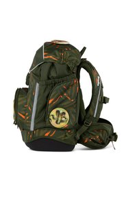 Mochila verde y naranja con un diseño estampado, correas de hombros acolchadas, bolsillo frontal, ribete reflectante y un gráfico redondo de una serpiente en el lateral.