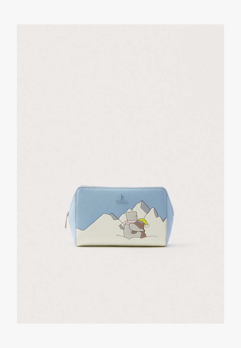 Zils un krēmkrāsas ādas maisiņš ar kalnu grafiku, attēlojot lāci, kas valkā dzeltenu cepuri. Ir rāvējslēdzēja aizdare un reljefa virsma.