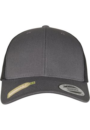 Grå snapback-cap med en solid stoffront, netbag, buet skygge og logo-tags, der viser branding for genanvendte materialer.
