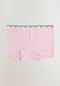Lyserøde sømløse boksershorts med en hvid linning, der har gentagne sorte "NEXT"-tekst.