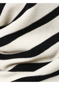 Pull en tricot avec des rayures larges alternées noires et crème. Le tissu a une texture côtelée avec une finition lisse le long des bords.