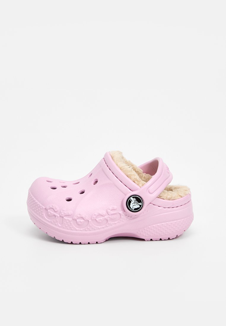 Crocs rosa con un interno morbido, realizzati in materiale leggero, dotati di fori di ventilazione, una cinghia posteriore e una suola texturizzata per una migliore presa.