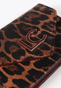 Portafoglio con stampa leopardata in finta pelle testurizzata, con un accento del logo in tonalità oro e cuciture in contrasto color bordeaux. Design compatto e slanciato.