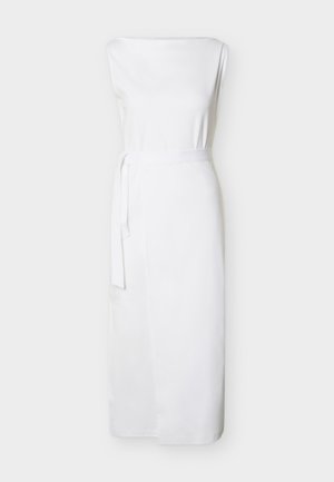 Robe midi blanche sans manches avec un décolleté droit et une ceinture assortie nouée à la taille sur un fond uni.