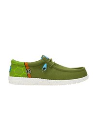 Grüne Segeltuchschuhe mit runder Zehenpartie, die ein Wabenmuster in Grün und braunen Akzenten aufweisen, einer blauen Öse und einer weiß gesprenkelten Sohle.