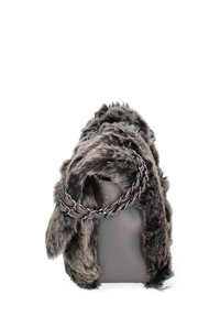 Grijze nepbont handtas met een pluche textuur, voorzien van een zilveren kettingband en een stijlvolle grijze basis. Hoge, ronde vorm met een zachte afwerking.