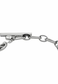 Pulsera de cadena de plata con eslabones alargados y un elegante cierre de barra rectangular. Incluye un pequeño charm grabado. Textura metálica suave.