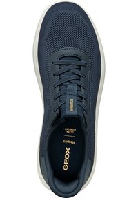 Granatowe siatkowe sneakersy z gładką skórzaną nakładką, okrągłym przodem, sznurówkami i amortyzowaną wkładką. Posiadają logo na języku.