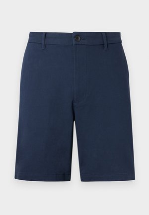 Pantaloni scurți bărbătești, croiți, de culoare albastru marin, cu bucle pentru curea, închidere cu nasturi și design frontal simplu, pe un fundal simplu.