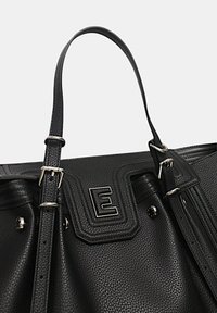 Borsa a mano in pelle nera con finitura testurizzata, dotata di un prominente logo "E", tracolla regolabile e accessori in metallo argentato.