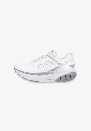 Zapatilla deportiva blanca y gris para correr con diseño de cordones, parte superior de malla transpirable y suela gruesa acolchada etiquetada como "Pivot Strike".