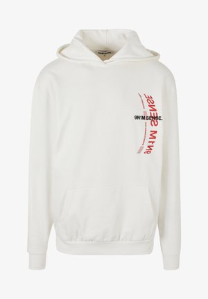 Fehér kapucnis póló, pamutból készült. Elülső zsebbel, bordás mandzsettákkal és fekete, piros nyomott szöveggel az elülső részén.