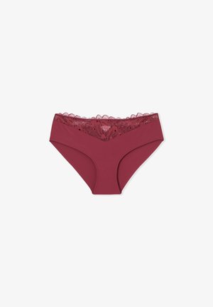 Slip bikini da donna color bordeaux con corpo in tessuto liscio e rifinitura in pizzo floreale lungo il bordo superiore su sfondo bianco.