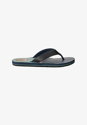 Chancla flip-flop con suela azul, correas negras texturizadas y un logo circular colorido cerca del talón sobre fondo blanco.