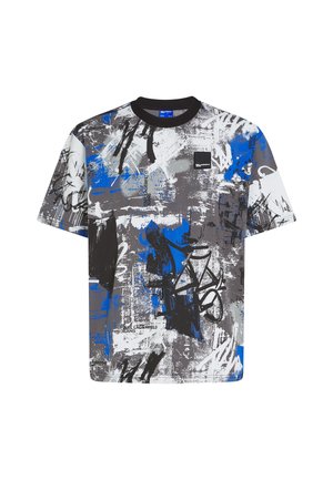 Wielokolorowy t-shirt z krótkim rękawem w odcieniach szarości, bieli i niebieskiego, z abstrakcyjnymi wzorami, okrągłym dekoltem i małym detalem logo.
