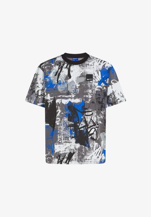 Multifarvet kortærmet t-shirt i grå, hvid og blå, med abstrakte mønstre, rund halsudskæring og en lille logo detalje.