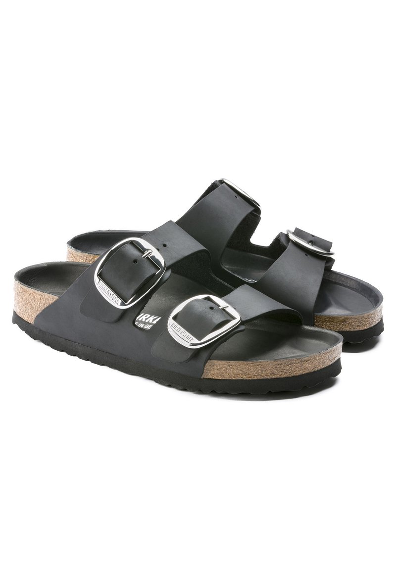 Schwarze Sandalen mit zwei Riemen, ausgestattet mit silbernen Schnallen, Korkfußbett, Gummisohle und einer glatten, matten Oberfläche. Entwickelt für Komfort und Trageleichtigkeit.