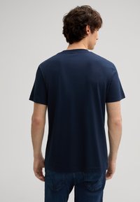Marineblauwe katoenen t-shirt met een ronde hals, korte mouwen en een ontspannen pasvorm, met een gladde textuur en zonder zichtbare patronen of accenten.