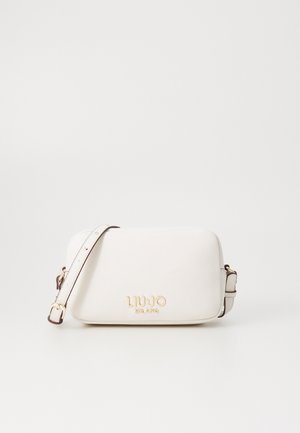 Weiße synthetische Leder-Umhängetasche mit rechteckiger Form, goldfarbenem Logo-Detail und verstellbarem Tragegurt mit kleinen Nieten.