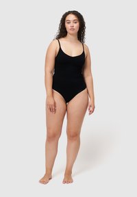 Černý jednodílný plavky s tenkými ramínky, kulatým výstřihem a řaseným zdobením na přední straně. Vyrobeno z hladké, pružné látky.