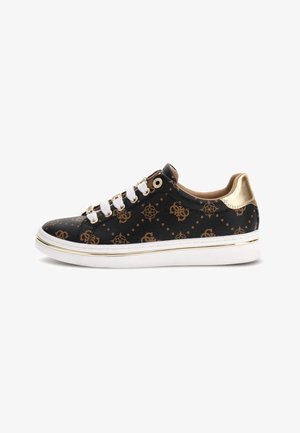 Zwarte sneaker met gouden accenten, voorzien van een textuurdesign, witte veters en een patroonoppervlak met decoratieve logo's. Witte rubberen zool.