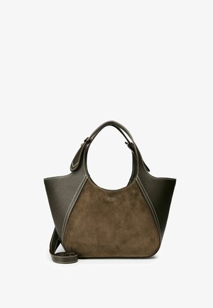 Bolso tote de ante y cuero marrón con una forma estructurada, asas dobles y costuras contrastantes. Los detalles incluyen un logo de la marca en la parte delantera.