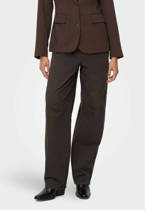 Blazer marron sur mesure avec deux poches avant, associé à un pantalon marron à jambes larges. Les deux pièces sont en tissu tissé lisse.