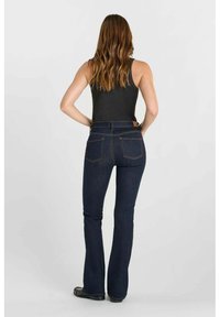 Donkerblauwe flared jeans met een hoge taille, zichtbare stiksels en twee achterzakken. Het materiaal lijkt denim met een lichte stretch.