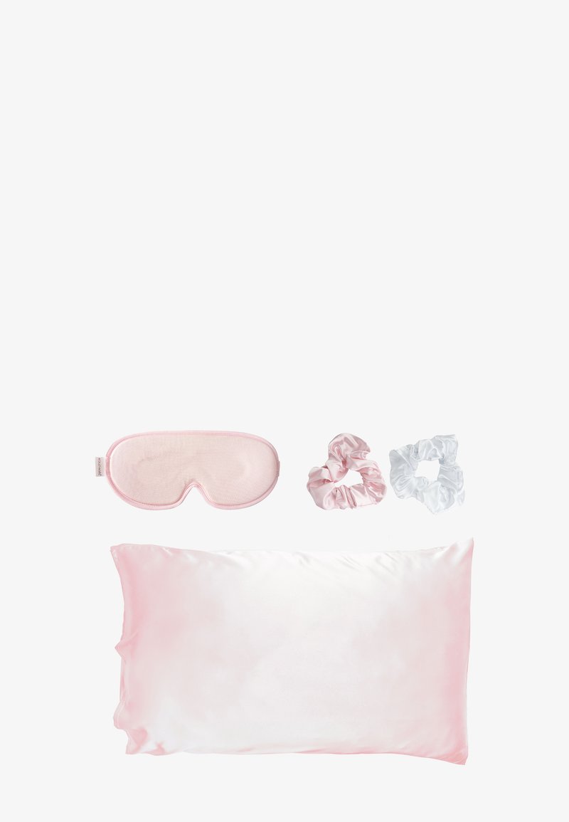 Sidenörngott i mjuk rosa, tillsammans med en matchande rosa sovmask och två satin hårsnoddar, en rosa och en vit.