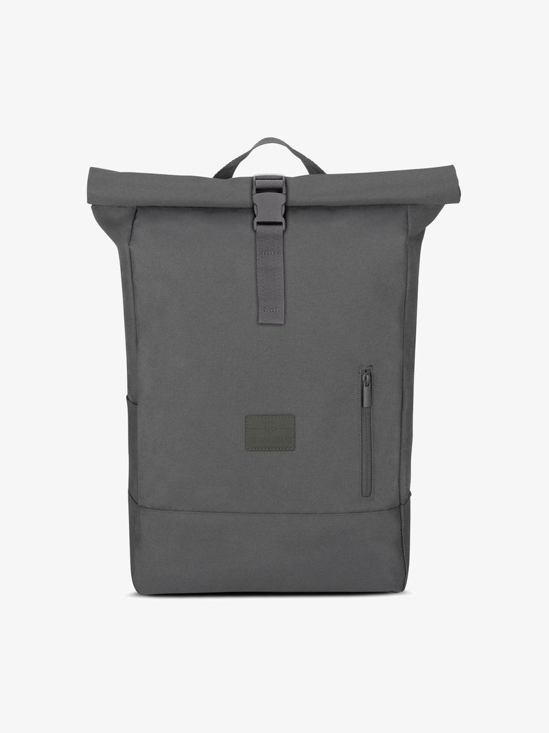 Zaino roll-top grigio realizzato in tessuto resistente. Presenta una chiusura con fibbia, una tasca frontale con zip e una finitura leggermente strutturata.
