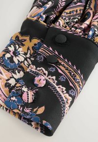 Patroongedefinieerde stofhandschoenen met een zwarte basis en bloemenontwerpen in blauw, roze en goud. Inclusief drie decoratieve knopen en een soepele textuur.