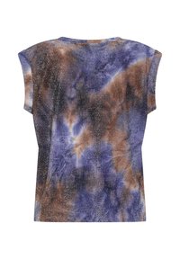 Kortärmad topp i ett flerfärgat tie-dye-mönster med nyanser av lila, blått och brunt; mjukt, texturerat tyg med avslappnad passform.