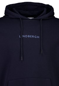 Felpa blu navy con tasca a marsupio frontale, cordini e un logo azzurro "L N D B R G H" centrato sul petto. Tessuto morbido, design casual.