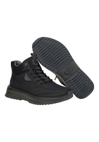 Czarne buty typu high-top z gładką teksturą cholewki, sznurowanym zapięciem, wyścielonym kołnierzem oraz gumową podeszwą z wzorami zapewniającymi przyczepność.