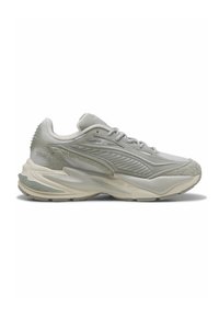 Sneaker atletico grigio chiaro con tomaia in mesh e suede, dettagli testurizzati, suola ammortizzata e suola esterna di colore crema a contrasto.