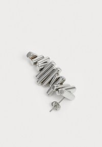 Broche de plata que presenta una combinación de formas cilíndricas y redondeadas con un acabado metálico brillante. Conta con un respaldo de pin para su sujeción.