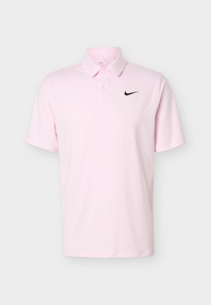 Ροζ κοντομάνικο πόλο με γιακά, δύο κουμπιά και μαύρο λογότυπο Nike Swoosh στο αριστερό στήθος.