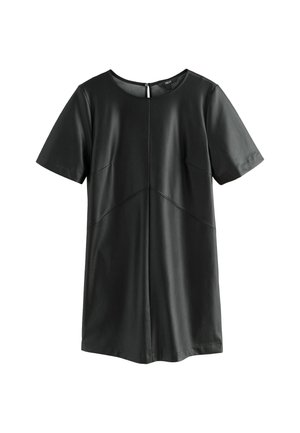 Schwarzes kurzärmeliges Kleid aus Kunstleder mit rundem Ausschnitt und subtilen Nahtdetails auf der Vorder- und Rückseite, hängend vor einem weißen Hintergrund.