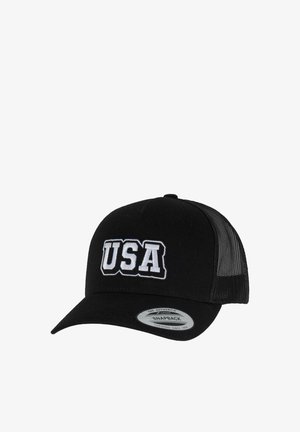 Fekete snapback sapka, fehér hímzett "USA" felirattal, szilárd elülső résszel és hálós hátsó résszel a szellőzés érdekében. Klasszikus ívelt karimával.