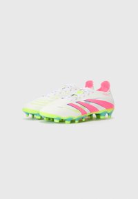Witte voetbalschoenen met felle roze en neon gele accenten, voorzien van een getextureerde bovenkant, een drie-streep ontwerp en kegelvormige noppen.